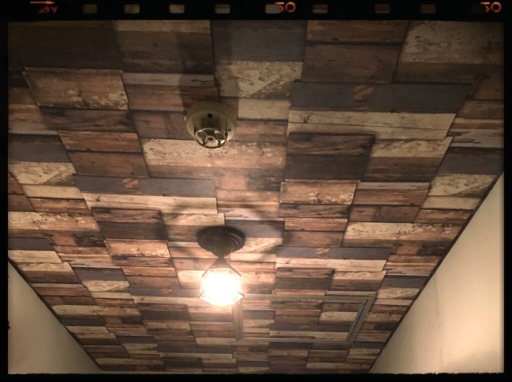 木目柄の天井