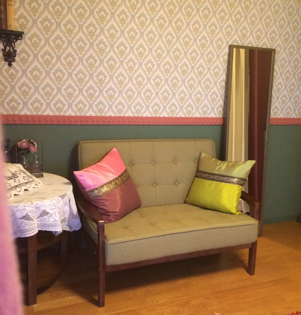 グリーンのソファーが置かれた可愛い部屋