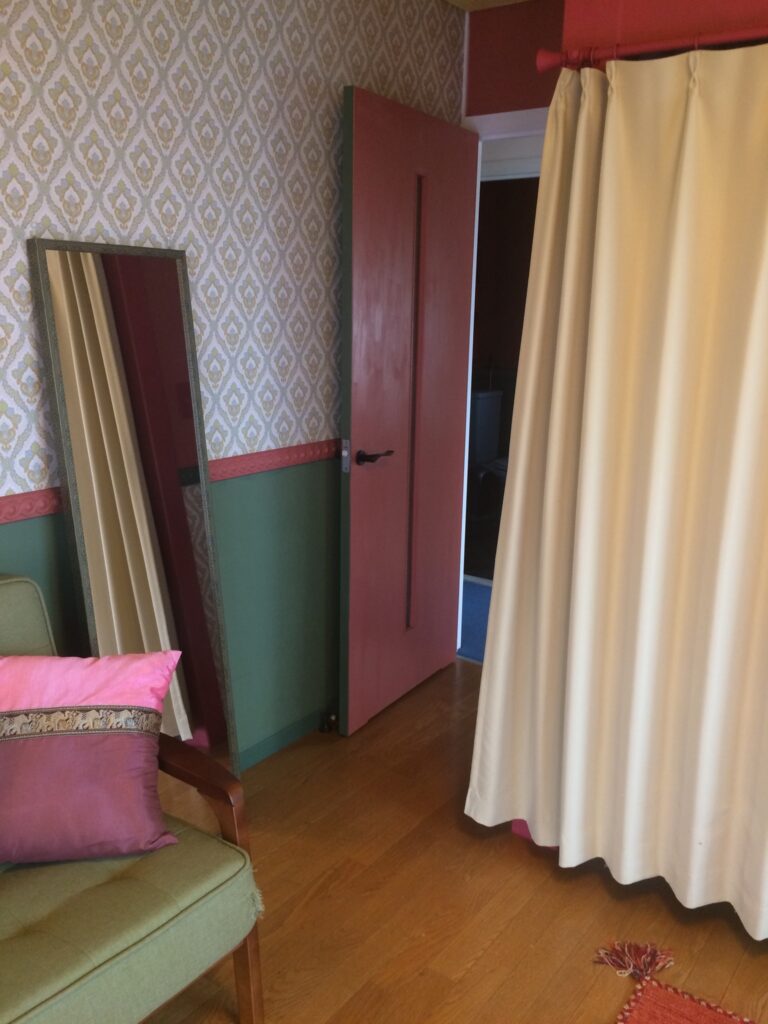 部屋の中から入り口ドアを見たず