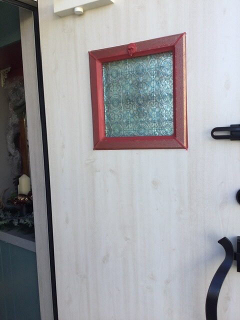 玄関ドアの小窓にフィルムテープが貼られている画像