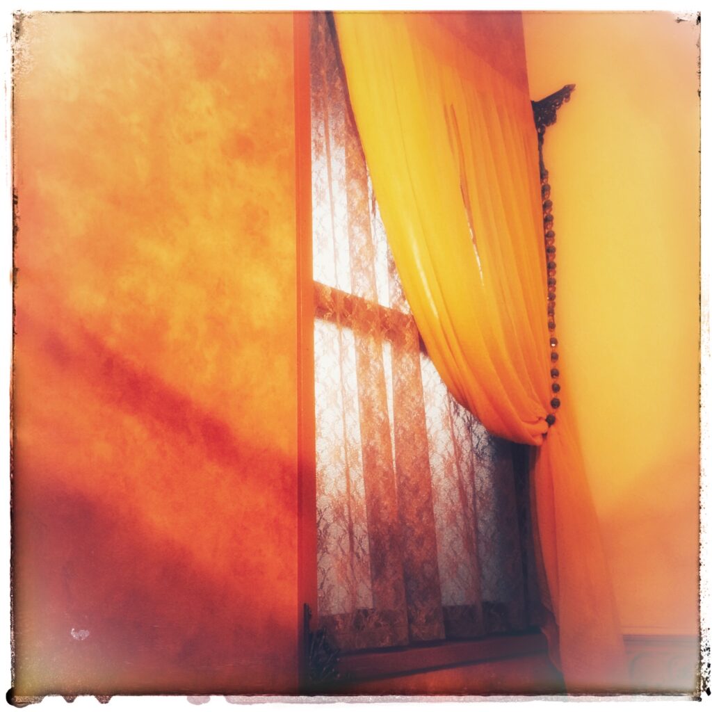 窓のカーテンインテリア画像