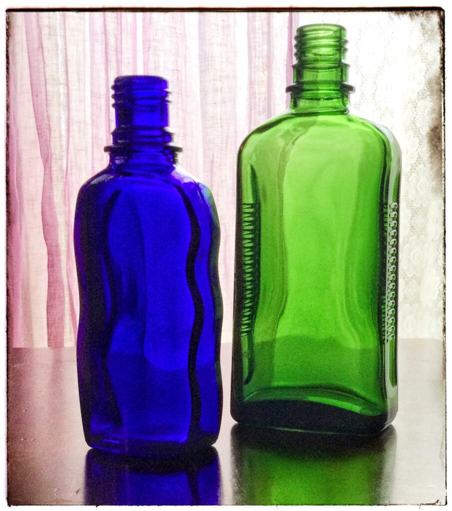 緑、ブルーの空瓶